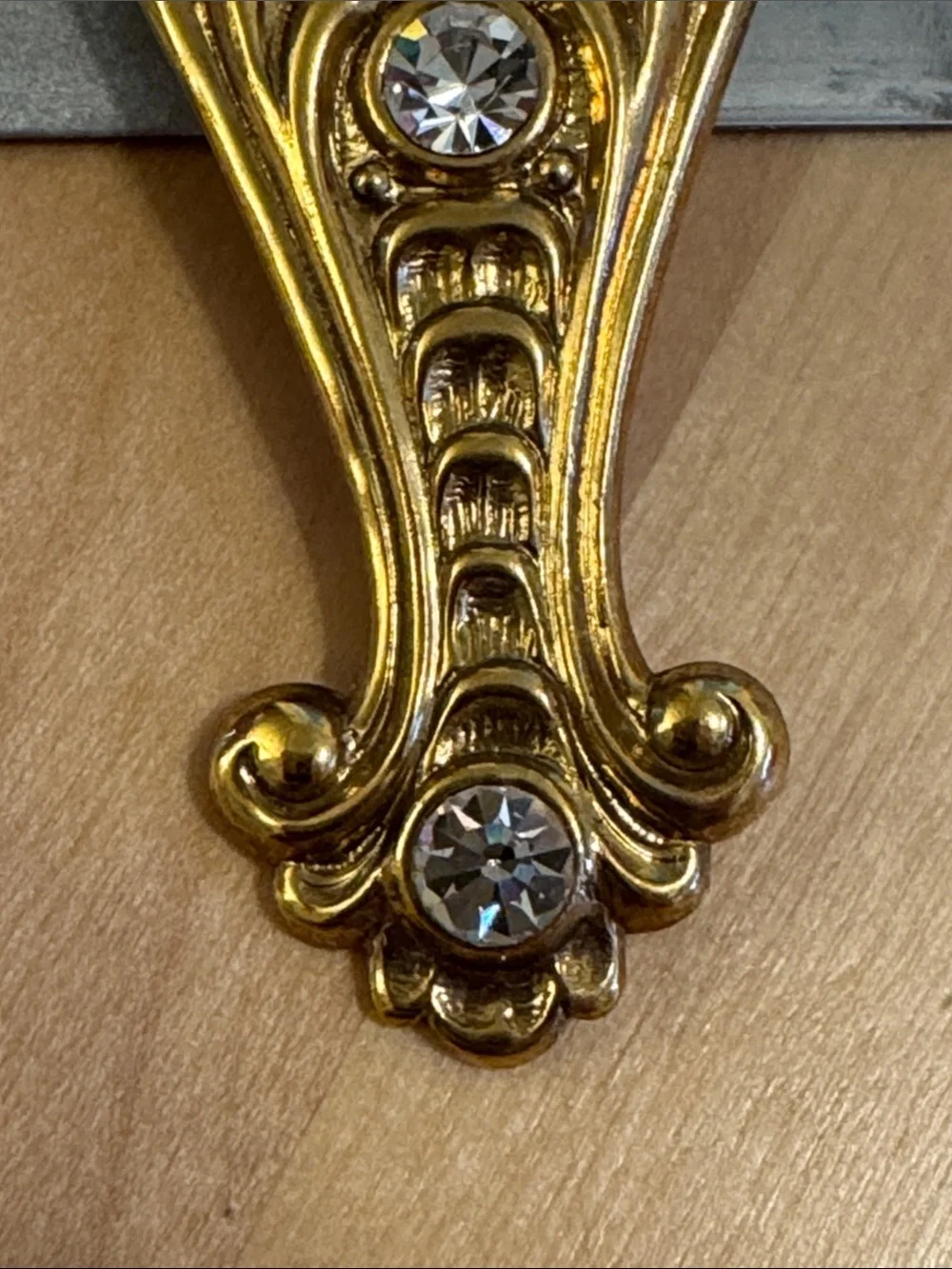 NWT 1928 vintage style gold tone ornate scroll design brooch with rhinestones
